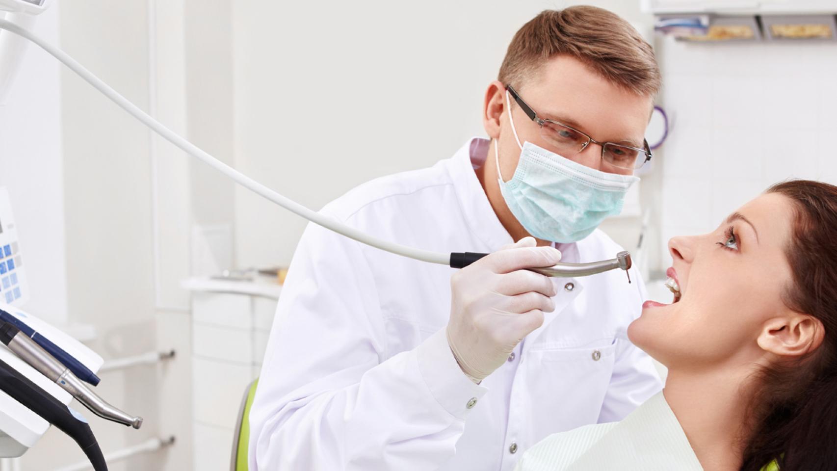 Un dentista.