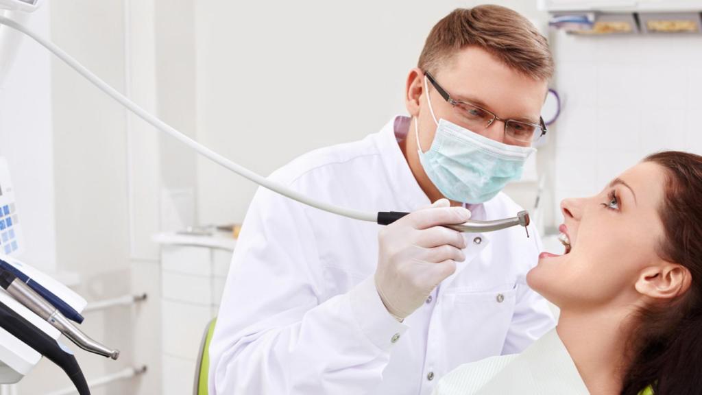 Un dentista.