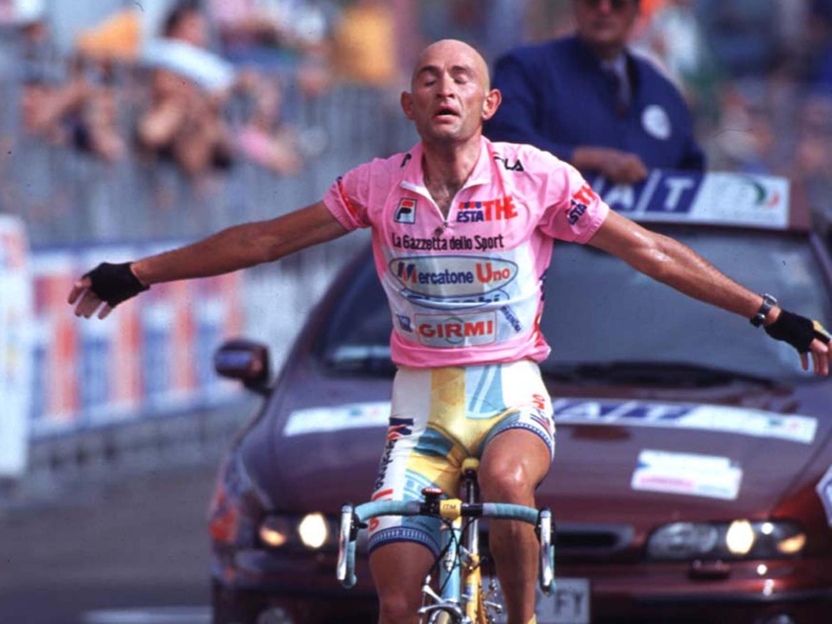 Marco Pantani celebra una victoria en el Giro.