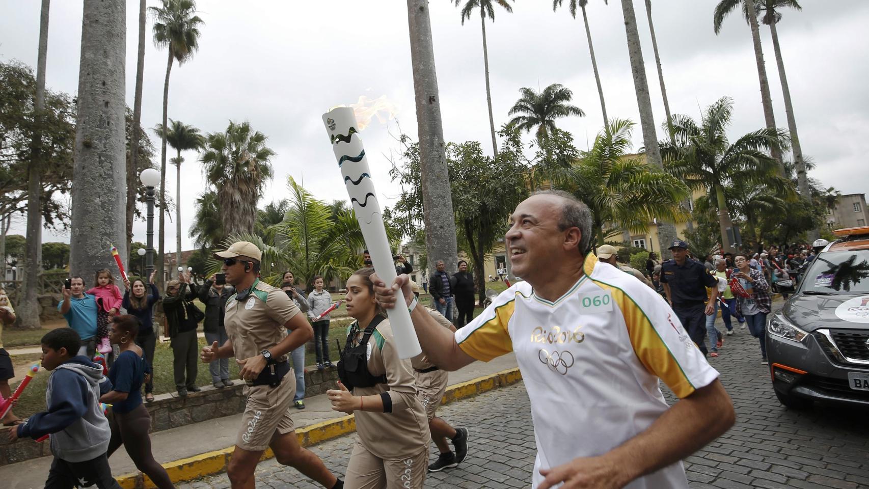 Un portador de la antorcha en Río.