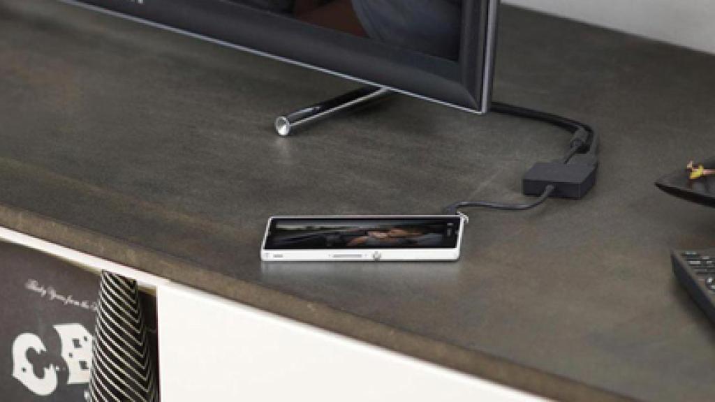 Móvil conectado al televisor por cable