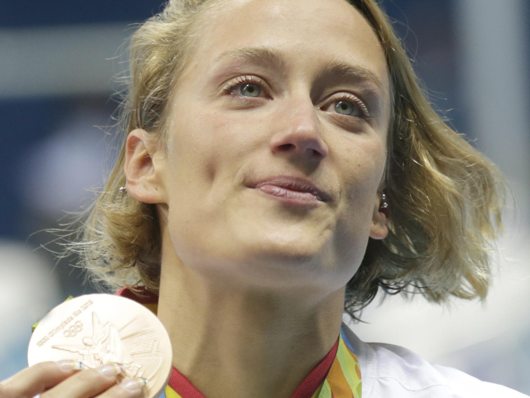 Belmonte posa con su tercera medalla olímpica.