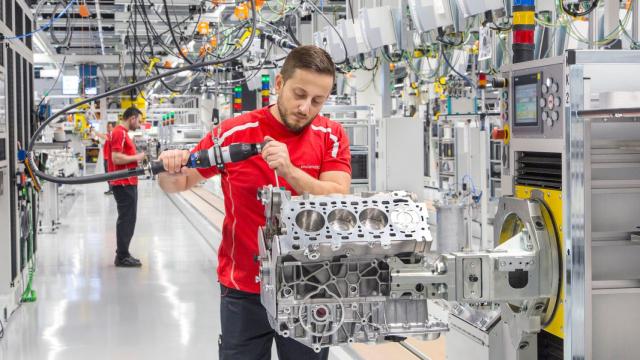 El experto señaló también que los V12 representan “el máximo refinamiento”: suavidad absoluta, ausencia de vibraciones y entrega continua de potencia.