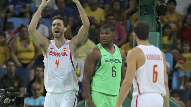 Pau Gasol protesta durante el encuentro ante Brasil.