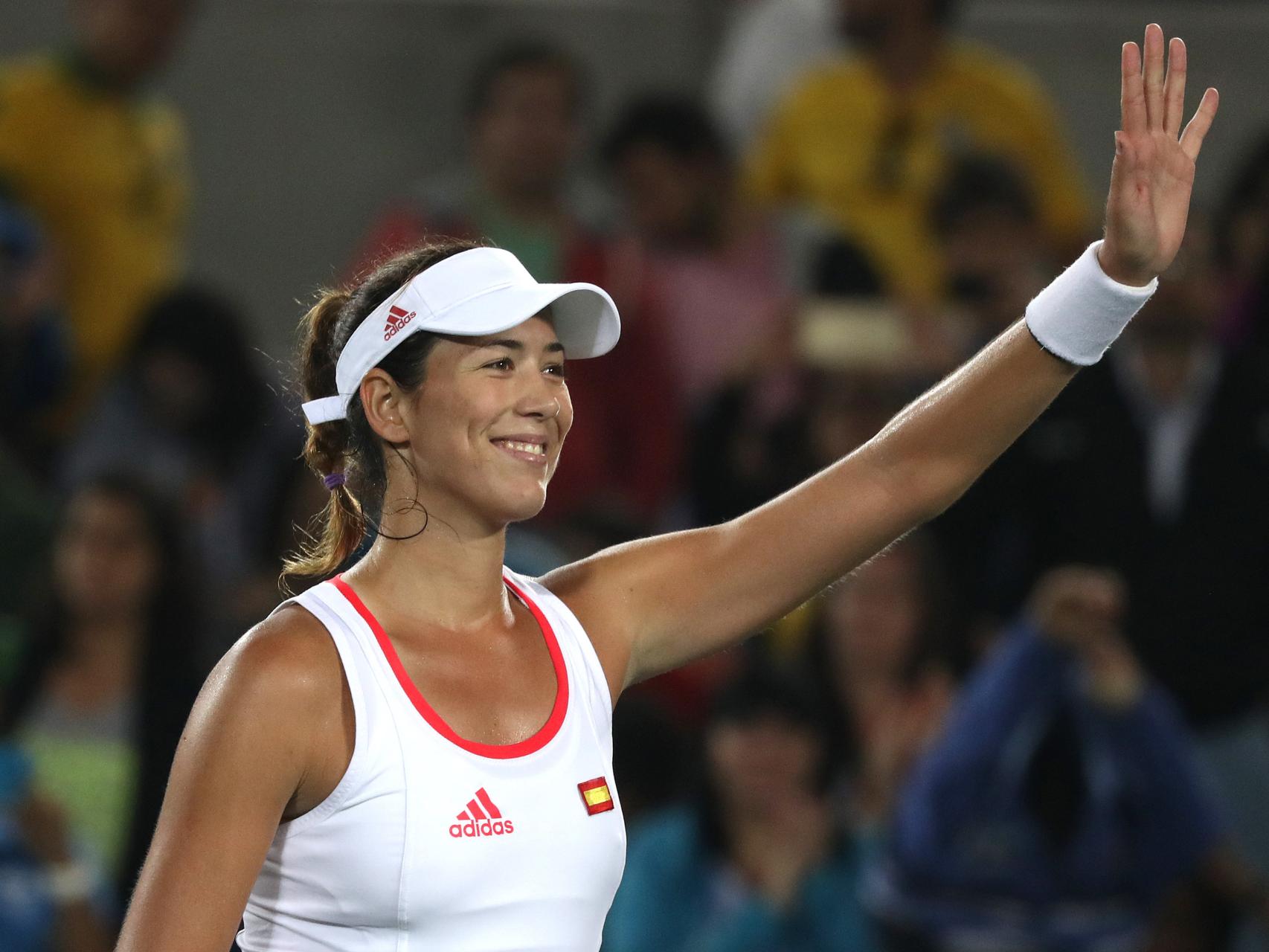 Muguruza celebra la victoria saludando al público.