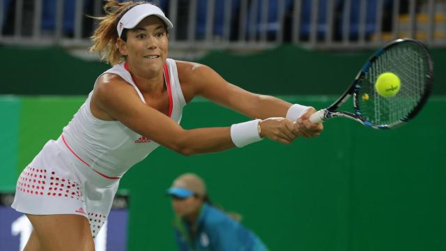 Muguruza golpea un revés en un partido de esta temporada.