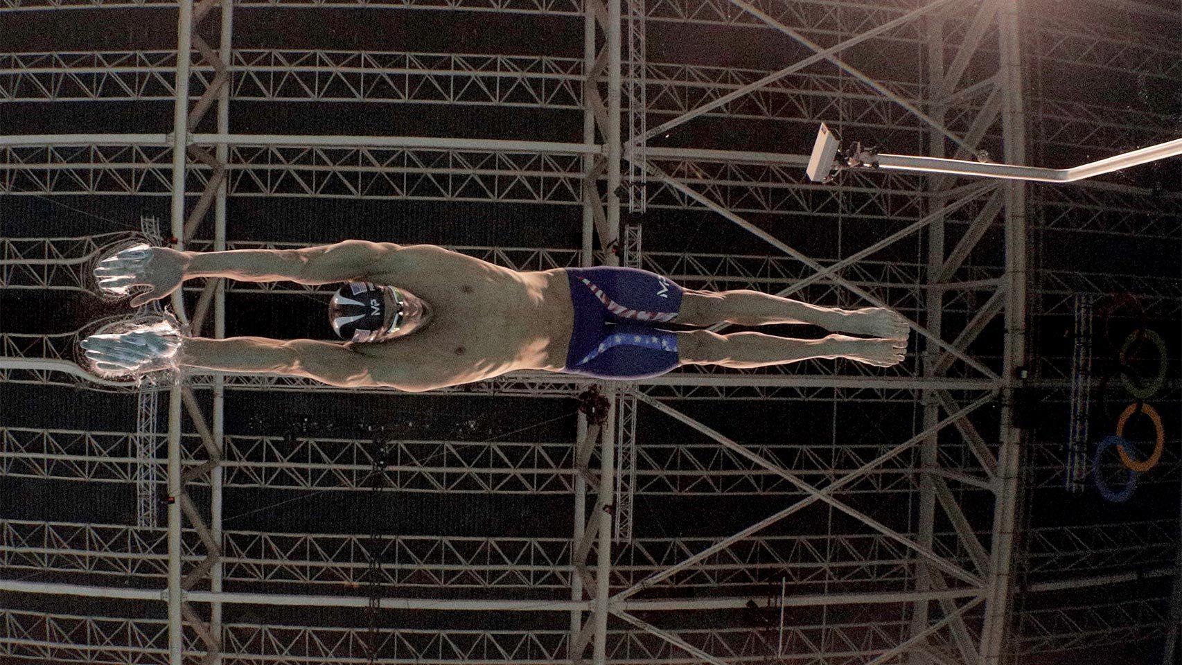 Phelps se lanza a la piscina para arrancar la prueba de los 200m./ Al Bello (Getty Images)