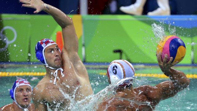 La seleccion de waterpolo vence a Croacia 9-4.
