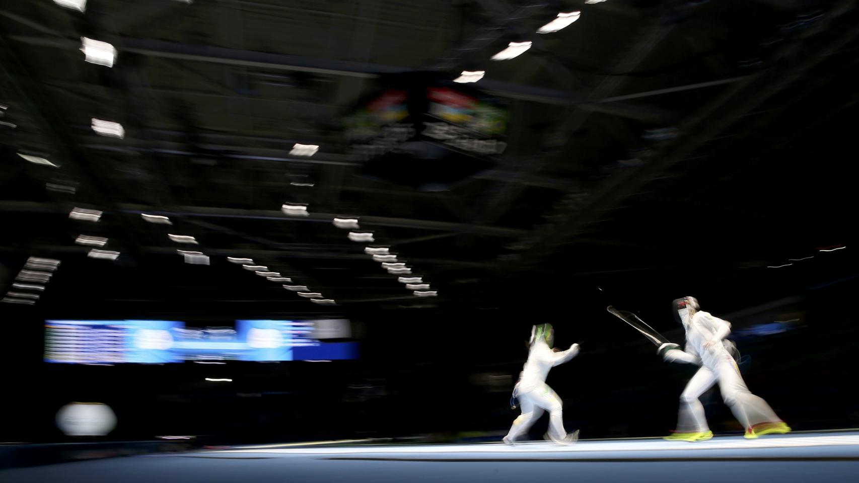 Combate de esgrima en el Arena Carioca 3.