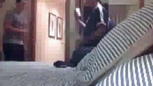 Uno de los investigados regala teléfonos  móviles a dos menores en un vídeo incautado.