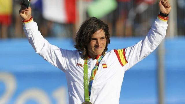 Maialen celebra su oro en la modalidad de K1 de piragüismo slalom.