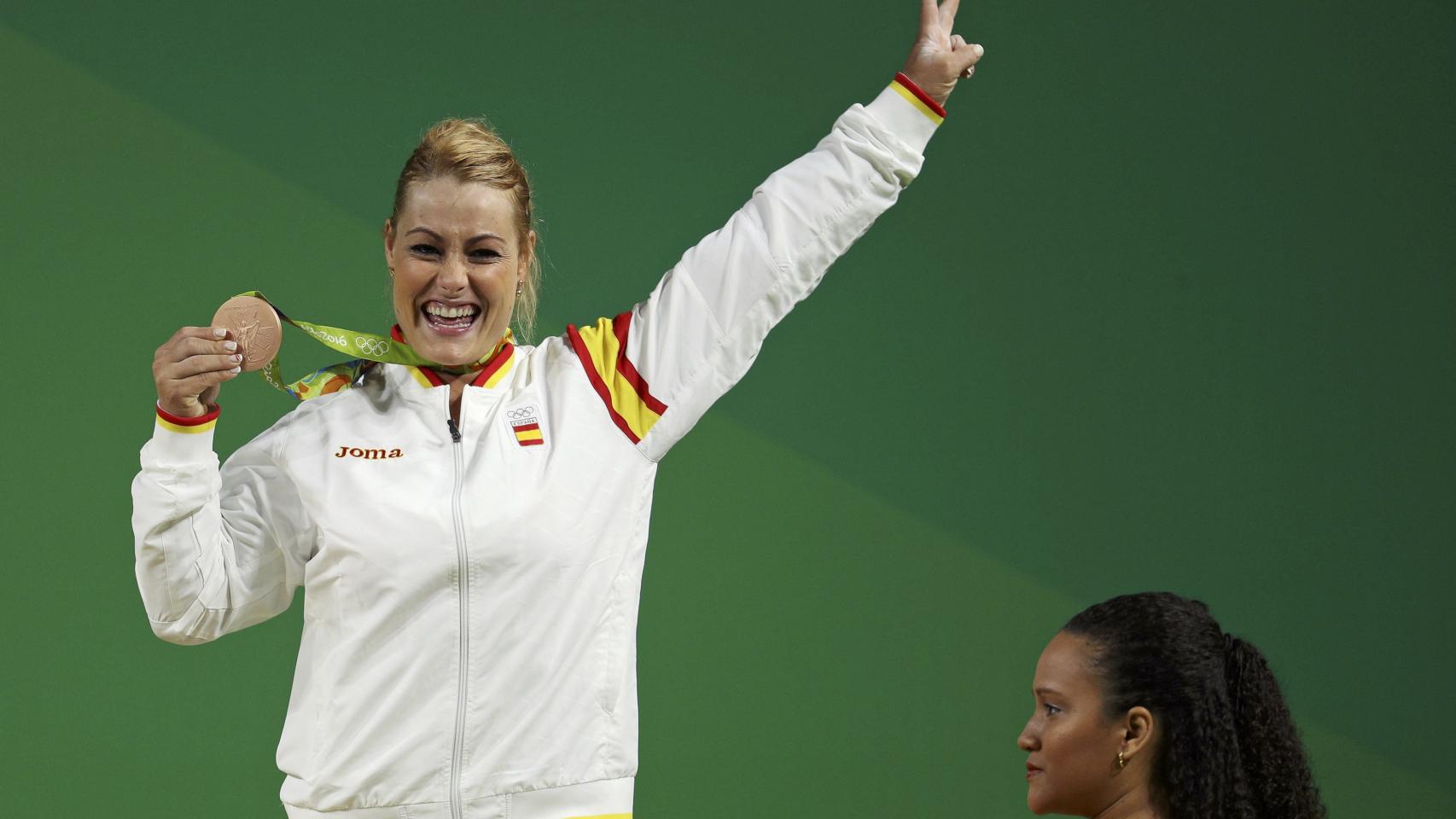 Lidia Valentín posa con la medalla.