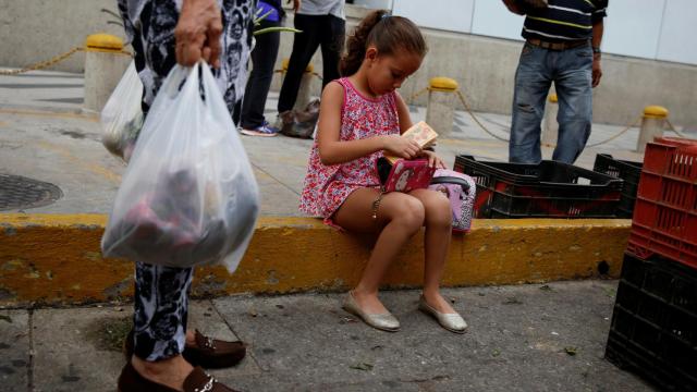 Una niña en las calles de Caracas.