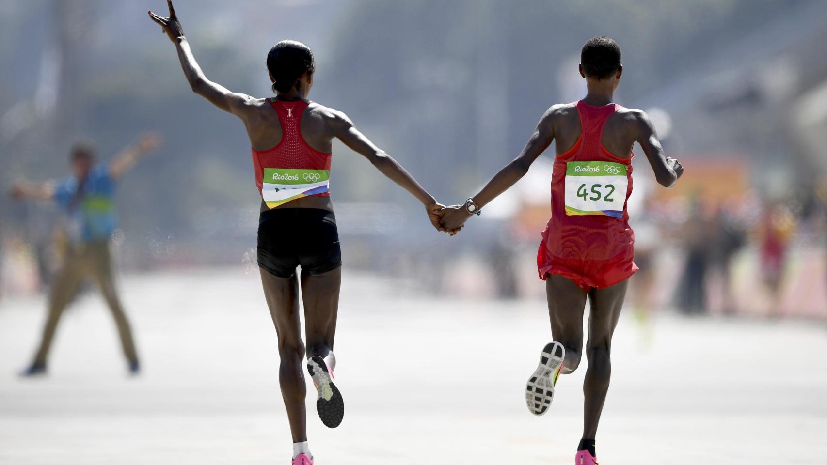 La keniata Jemima Sumgong, a la izquierda, ganó la medalla de oro en la maratón femenina.