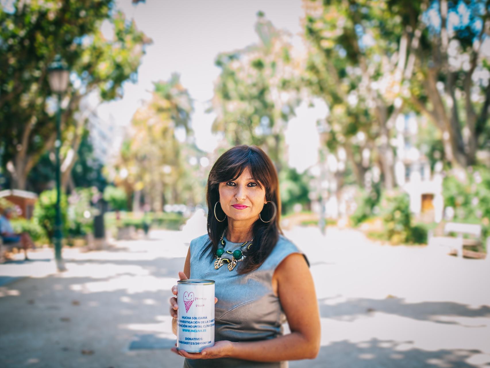 Cristina Ponce, con la hucha en la que ha ido recaudando el dinero.