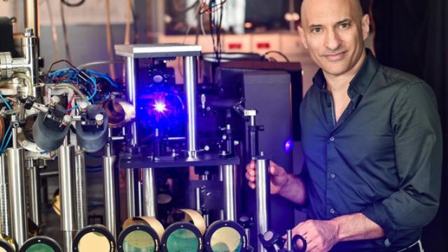 El profesor Jeff Steinhauer estudia la radiación de Hawking en Technion (Israel).