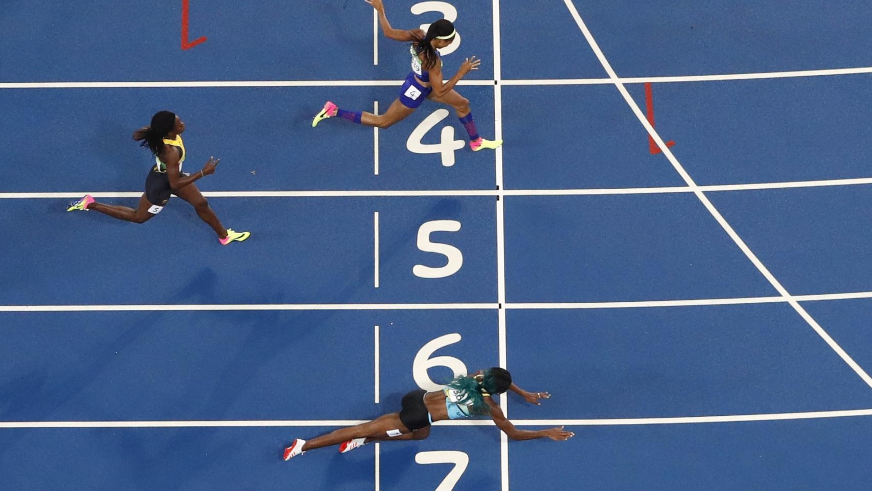 Así entró Shaunae Miller a meta.