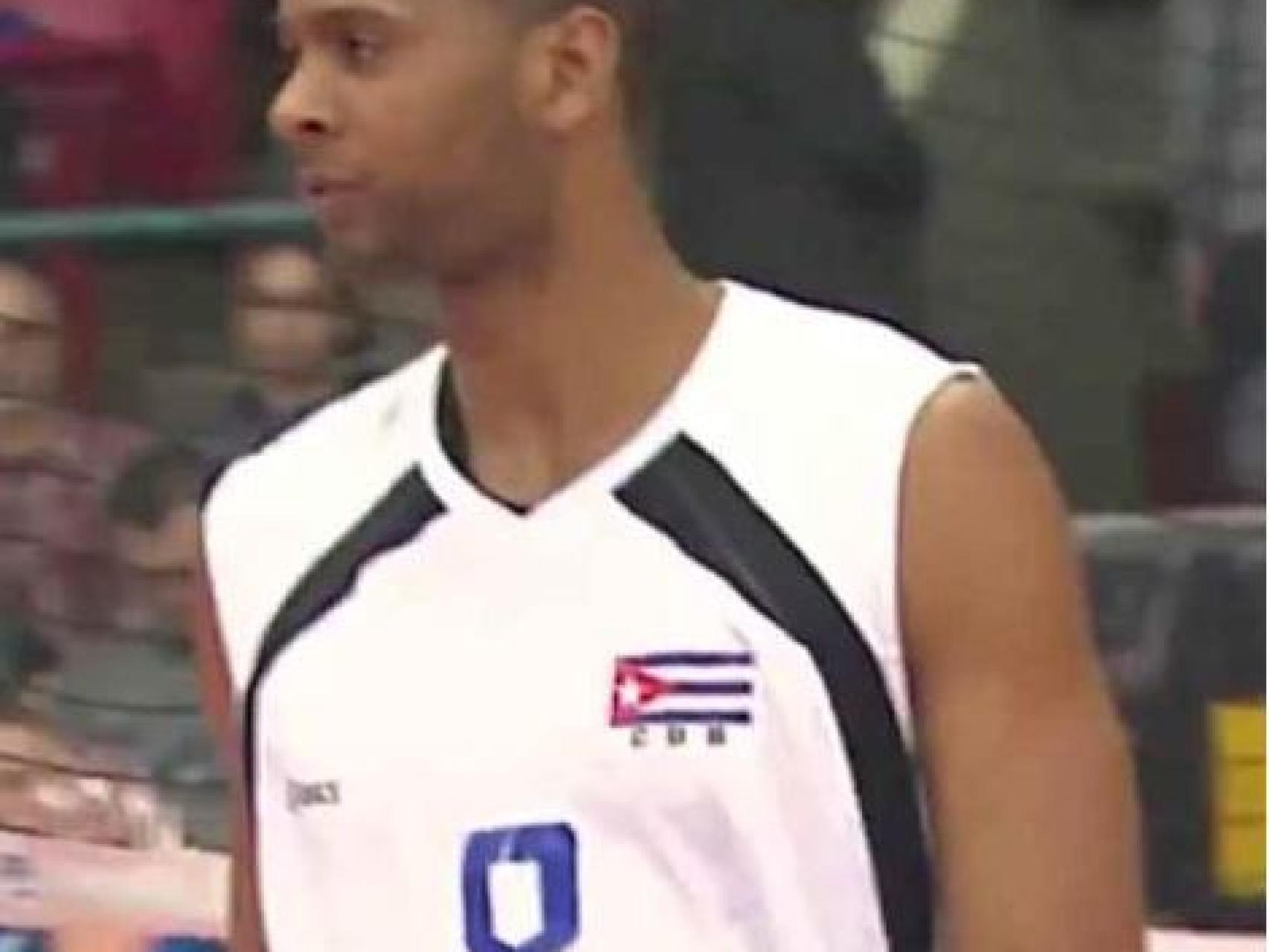 Dariel Albo Miranda durante un partido de voleibol.