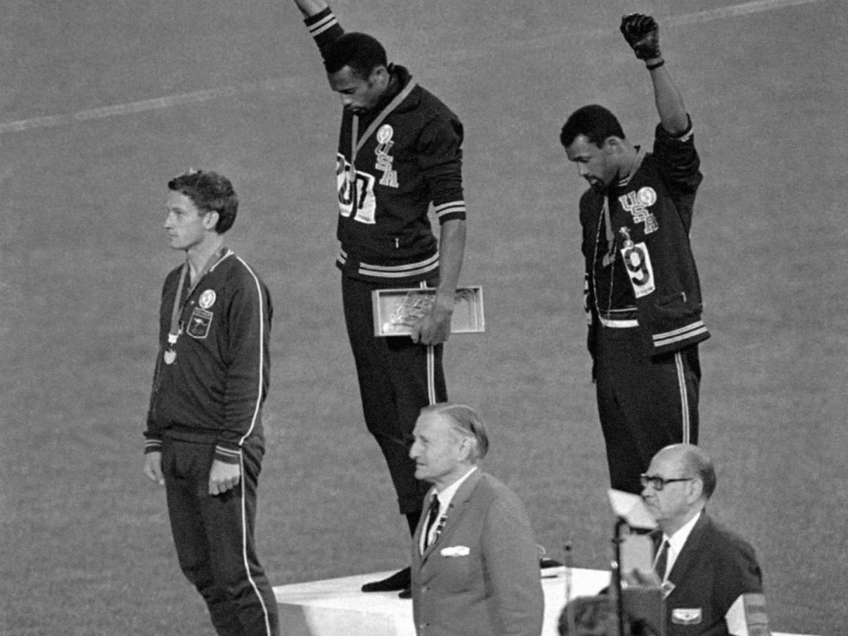 Peter Norman, Tommie Smith y John Carlos, en el podio del 200 en 1968.