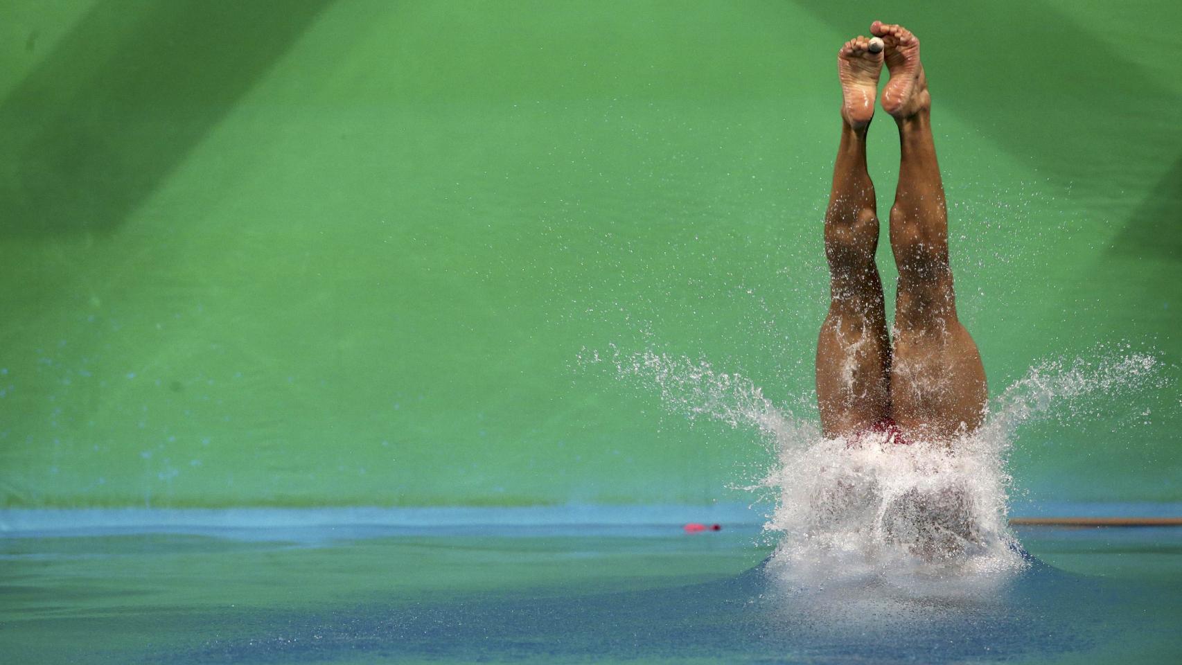 El mexicano Rommel Pacheco, en la final de salto de trampolín 3 metros. / Reuters
