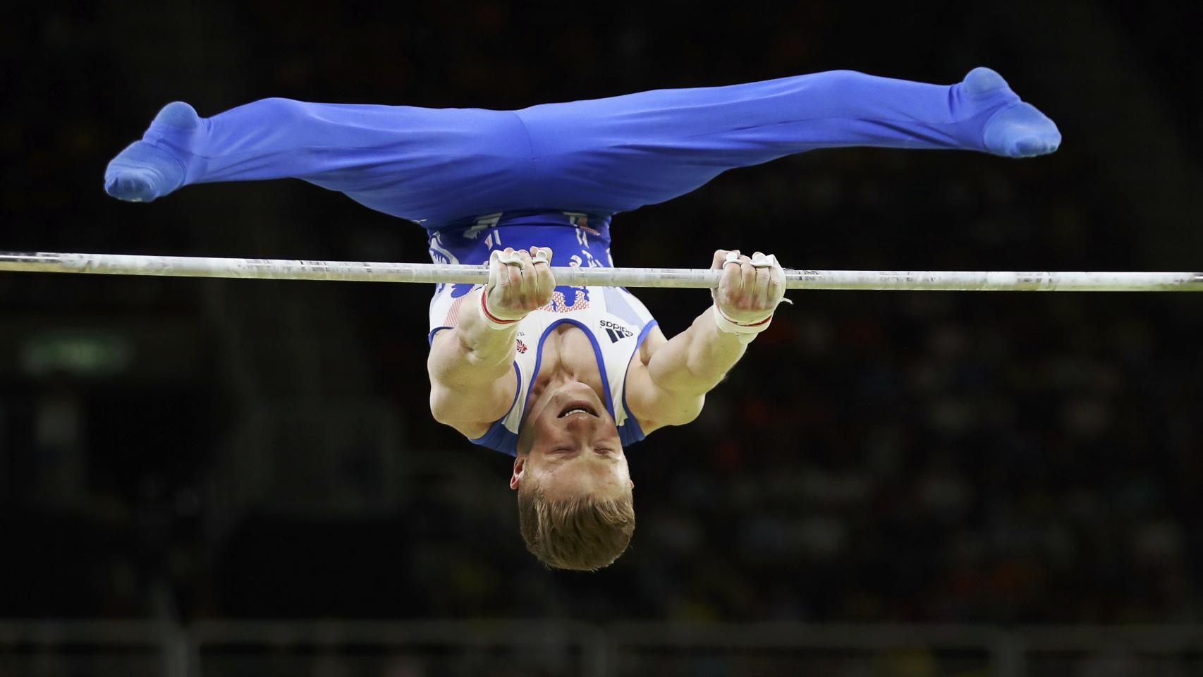 El británico Nile Wilson en la final de barra