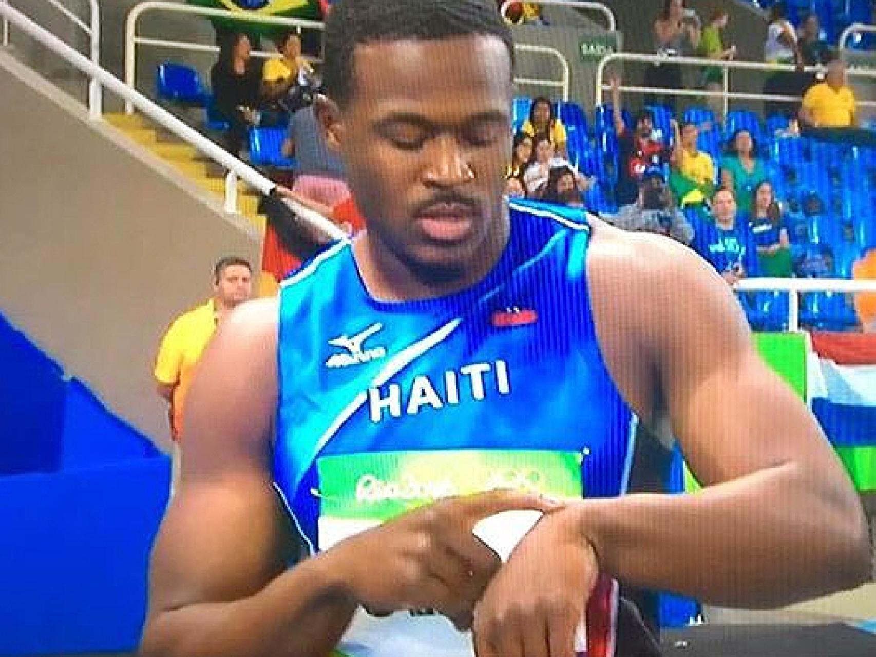 Jeff Julmis señalando que había llegado su momento antes de la semifinal.