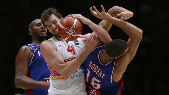 Pau Gasol pelea un rebote con Diaw y Gobert en el último Francia-España.