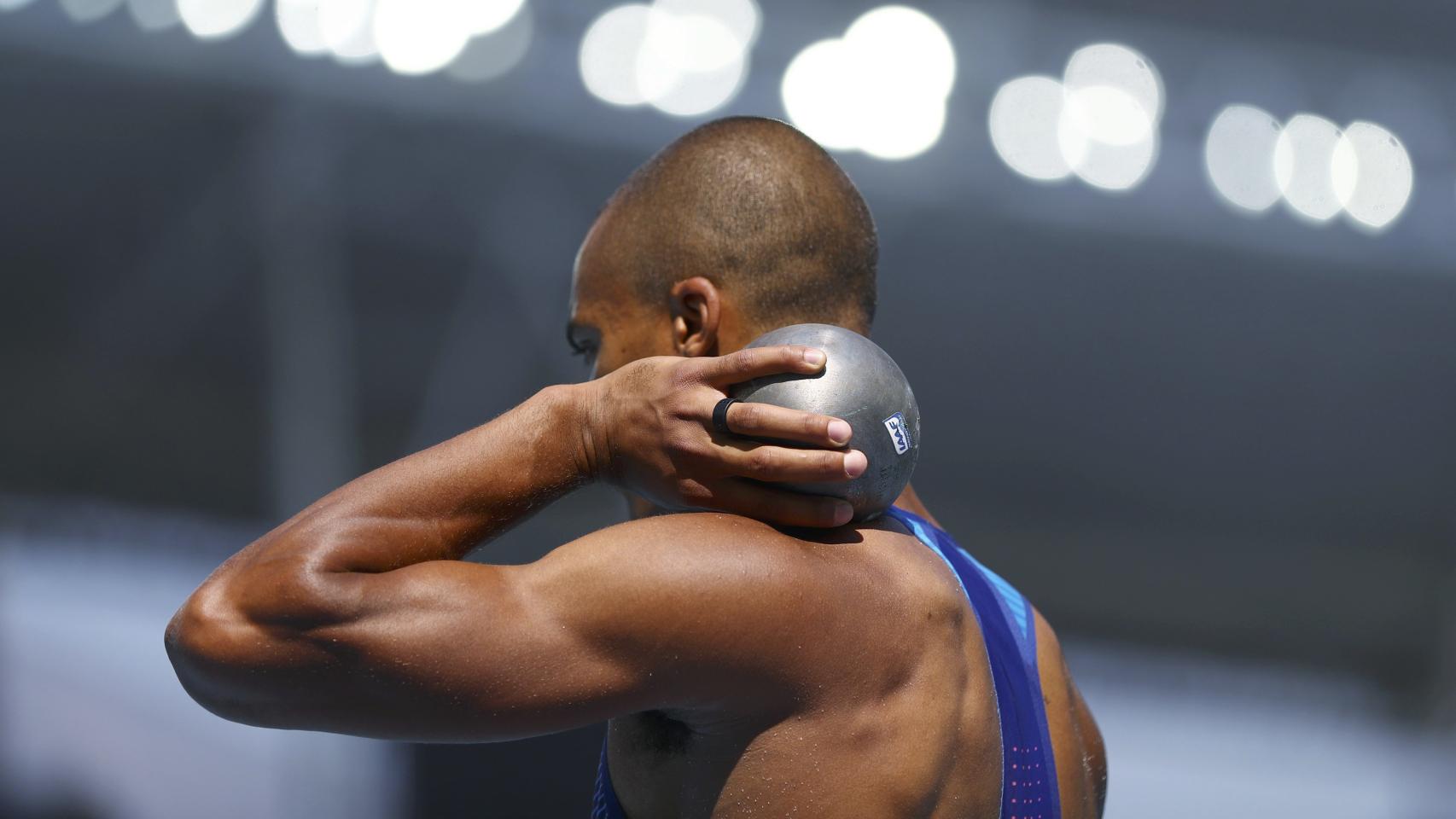 El plusmarquista mundial de decatlon, Ahston Eaton, en la tercera prueba de la combinada: el lanzamiento de peso. / Reuters