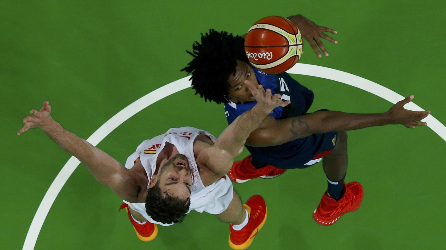 Pau Gasol tapona un lanzamiento de Mickael Gelabale durante el encuentro de cuartos.
