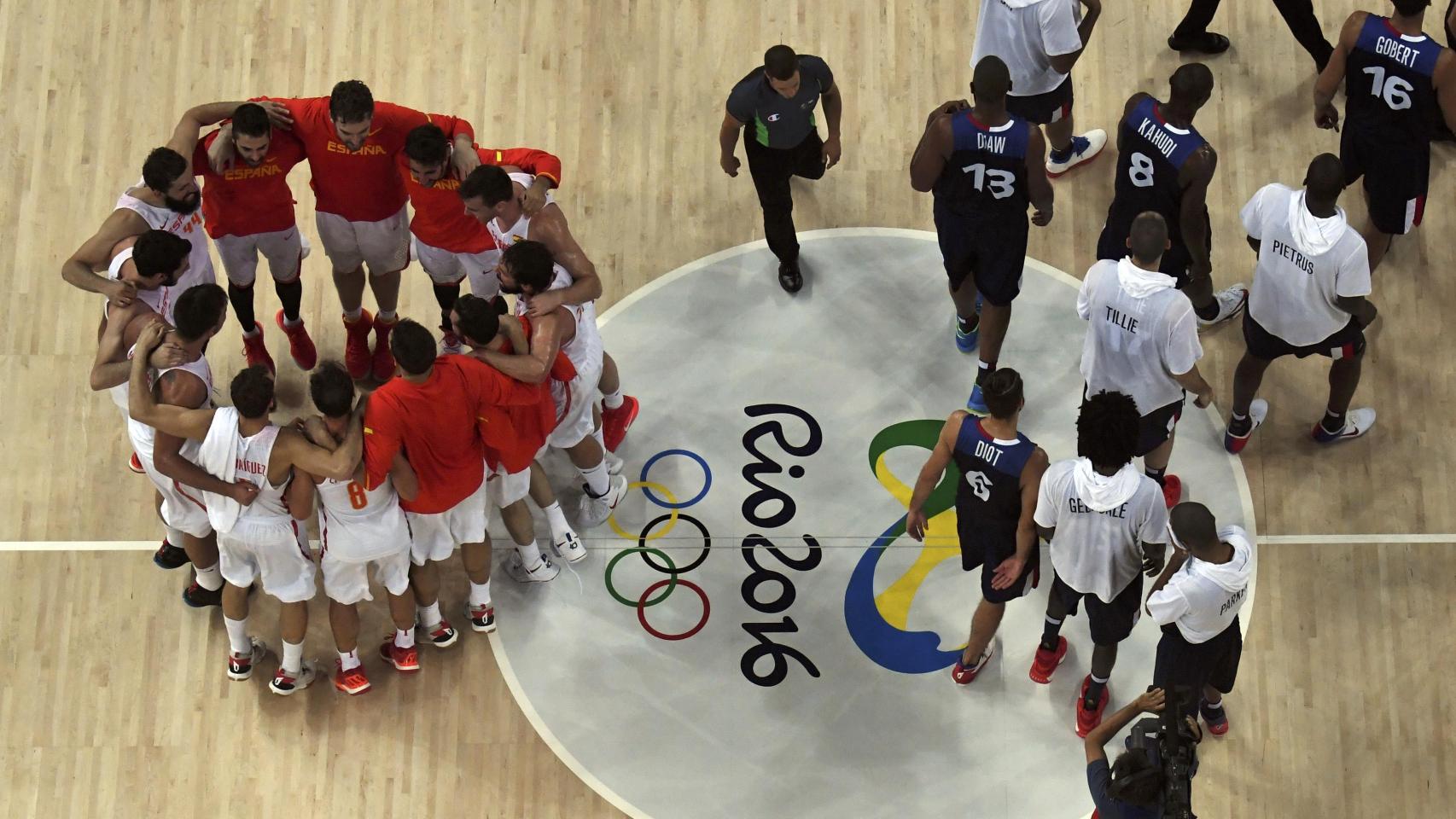El equipo español celebra la victoria mientras los franceses se retiran derrotados al vestuario. / Reuters