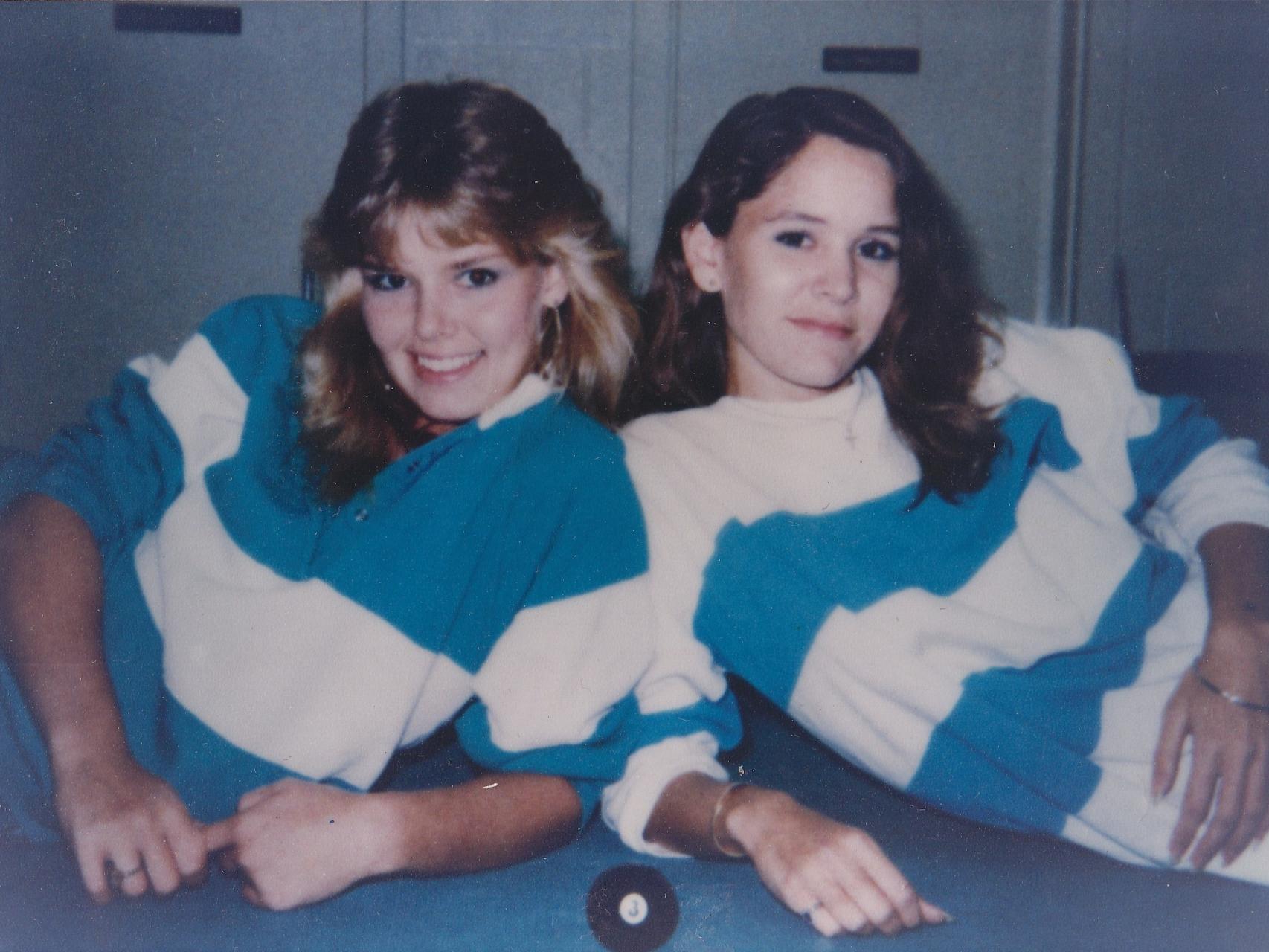 Jennifer, la compañera de piso violada, y Lisa Harris, actualmente en prisión.