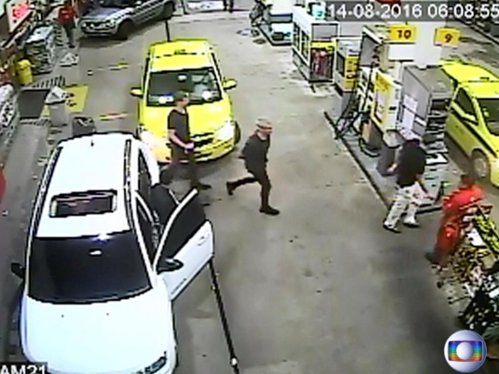 Ryan Lochte y otro de los nadadores, en la estación de servicio.