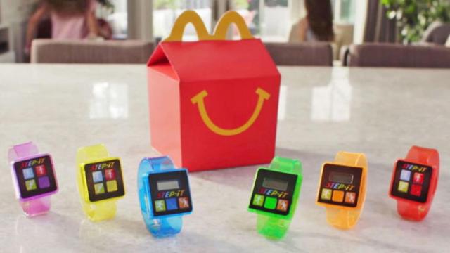 La empresa pretendía regalar estos podómetros con pinta de ‘wearable’ en sus Happy Meals