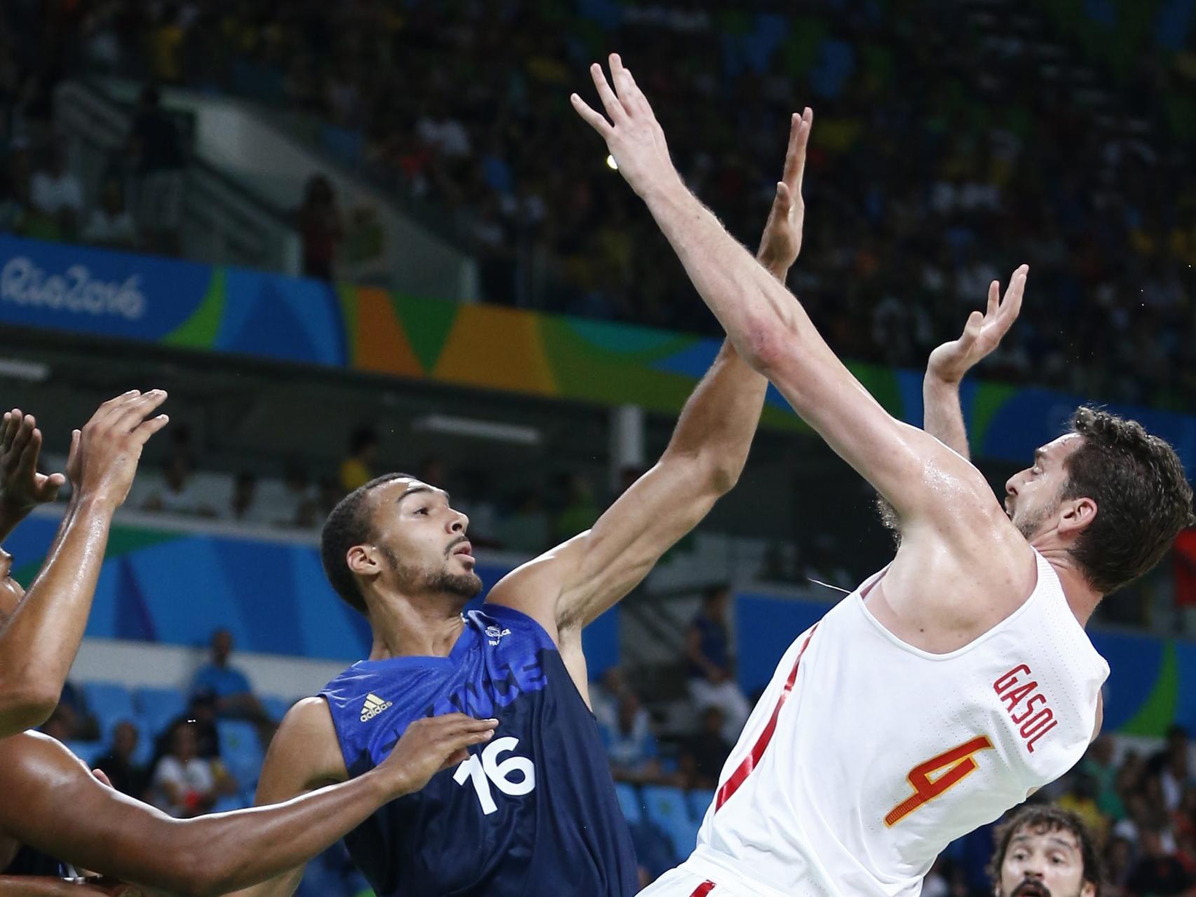 Pau Gasol y Rudy Gobert, durante el partido.