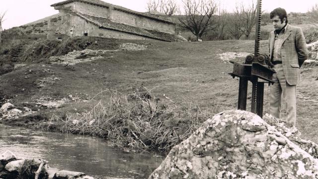 El periodista Juan Rada en una imagen tomada en 1988, en la zona donde se cree que fue asesinada la primera víctima.
