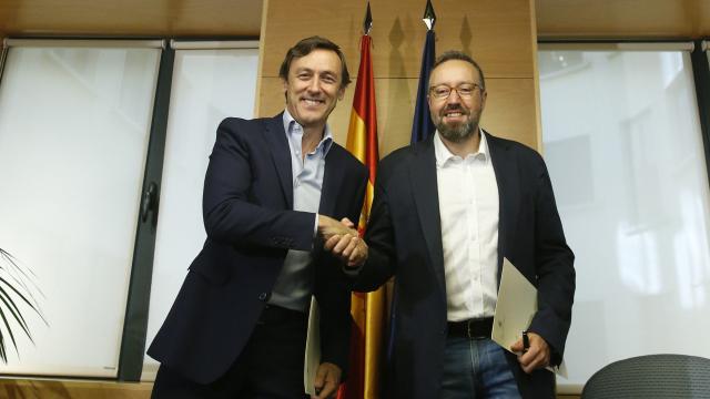 Los portavoces parlamentarios del PP, Rafael Hernando, y el de C's, Juan Carlos Girauta tras la firma del pacto