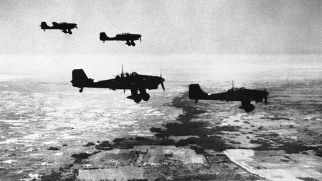 Stukas alemanes sobrevuelan territorio soviético.