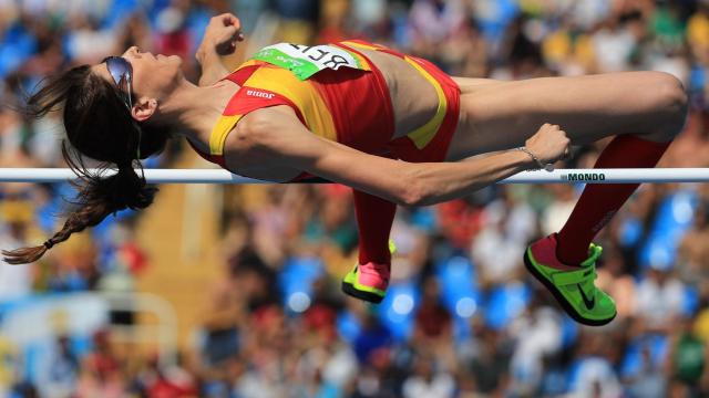 Ruth Beitia realiza un salto en la calificación de altura.