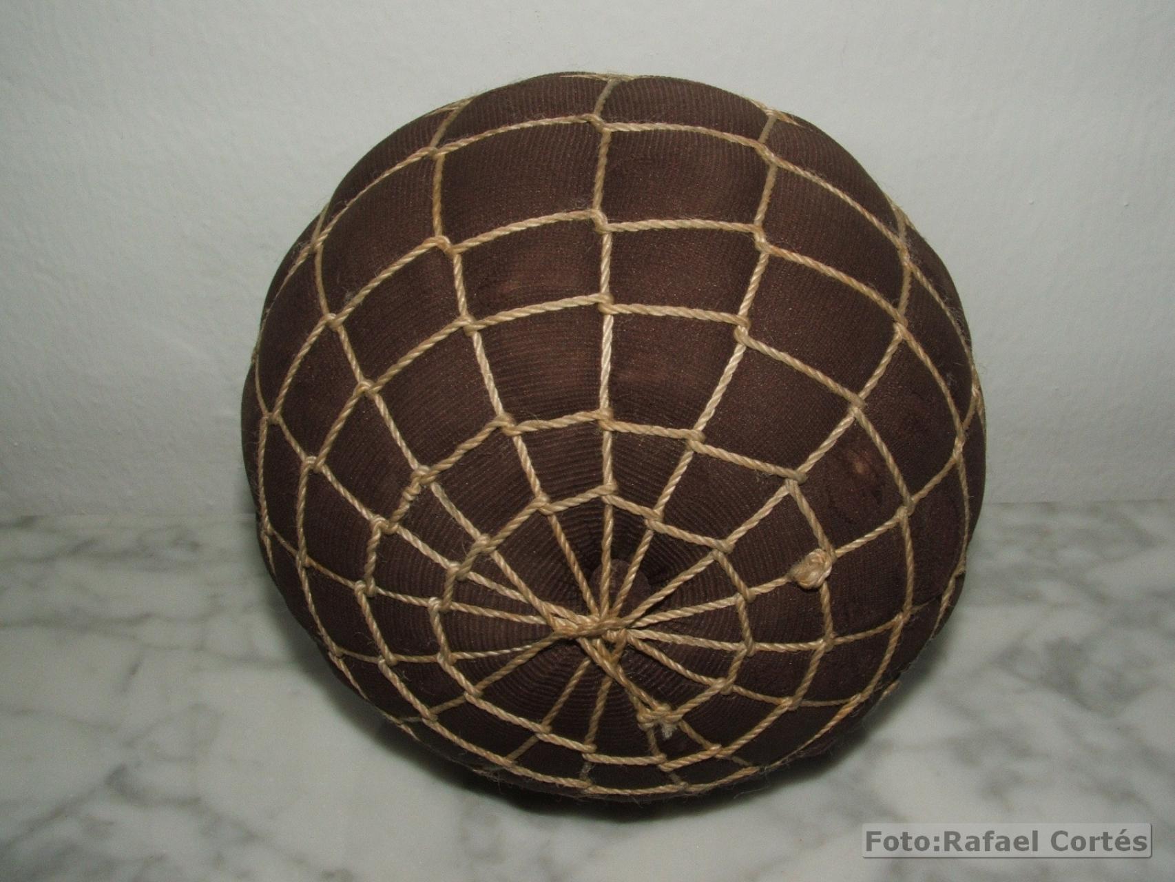 Recreación del balón que se utilizaba para jugar al fútbol a finales del siglo XIX.