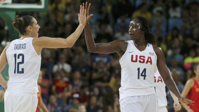 Tina Charles festeja una canasta con Diana Taurasi en la final olímpica.