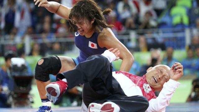 Risako Kawai le hace una llave a su entrenador.