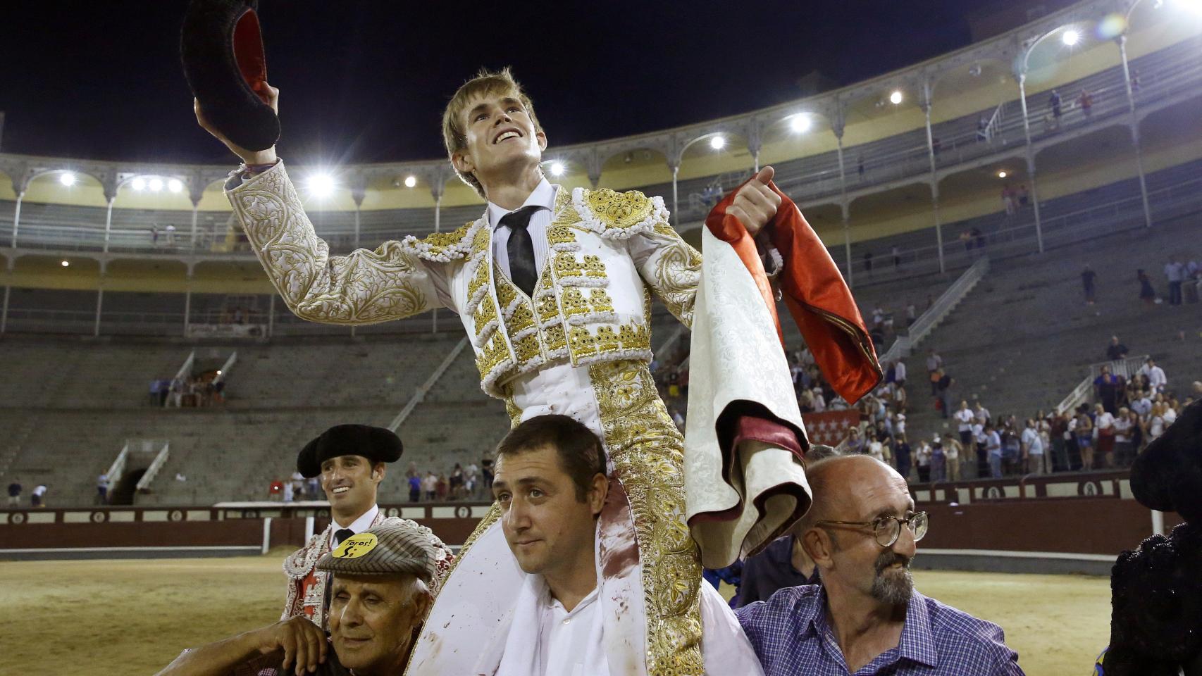 Javier Jiménez sale por la Puerta Grande.