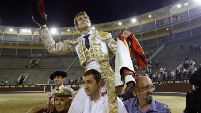 Javier Jiménez sale por la Puerta Grande.