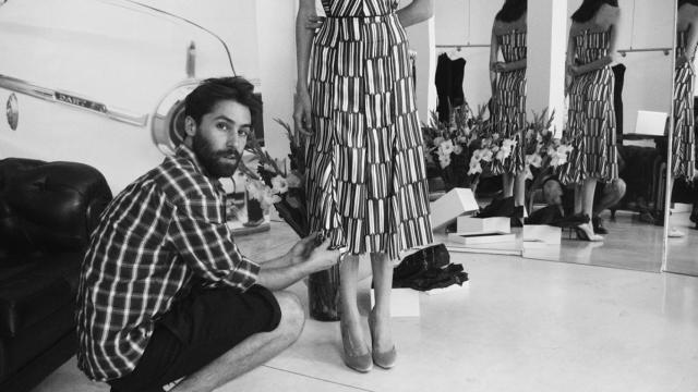 Juan Vidal, trabajando en su atelier.