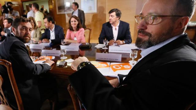 Los negociadores del PP y de Ciudadanos en su reunión de este martes