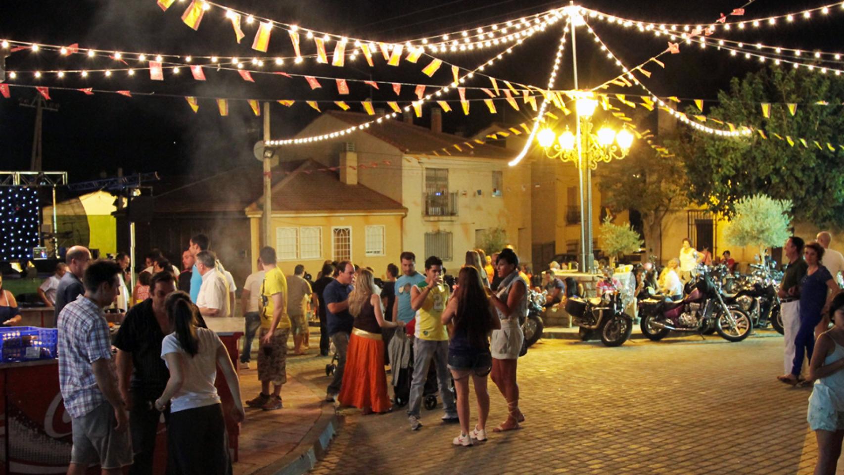 Un montón de peñita petándolo en las fiestas de un pueblo de Madrid.