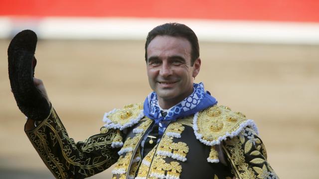 Enrique Ponce con la oreja de su primero.