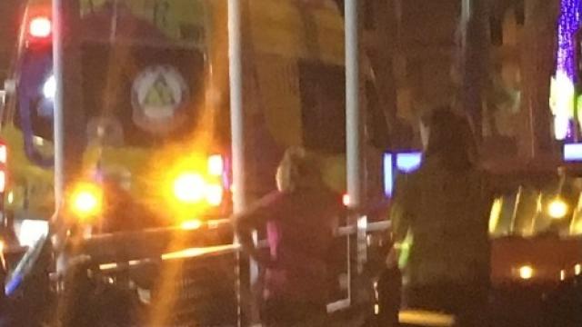 Aramís Fuster en la calle atendida por el Samur.