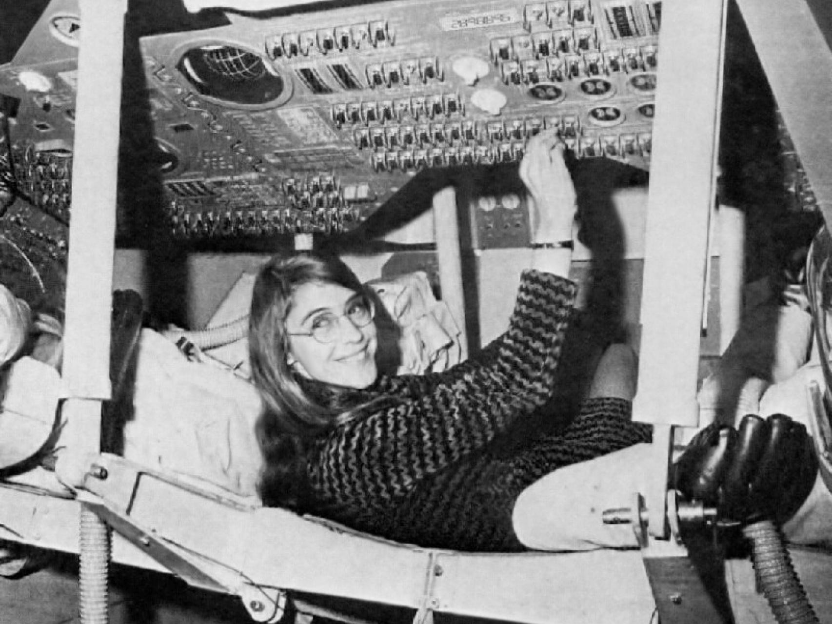 Margaret Hamilton, durante sus años como diseñadora del software del Apolo 11.