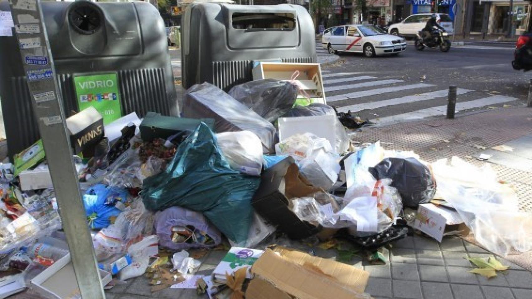 Basuras amontonadas en dos contenedores de Madrid.